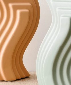 Lone Fox Retro Wavy Vase